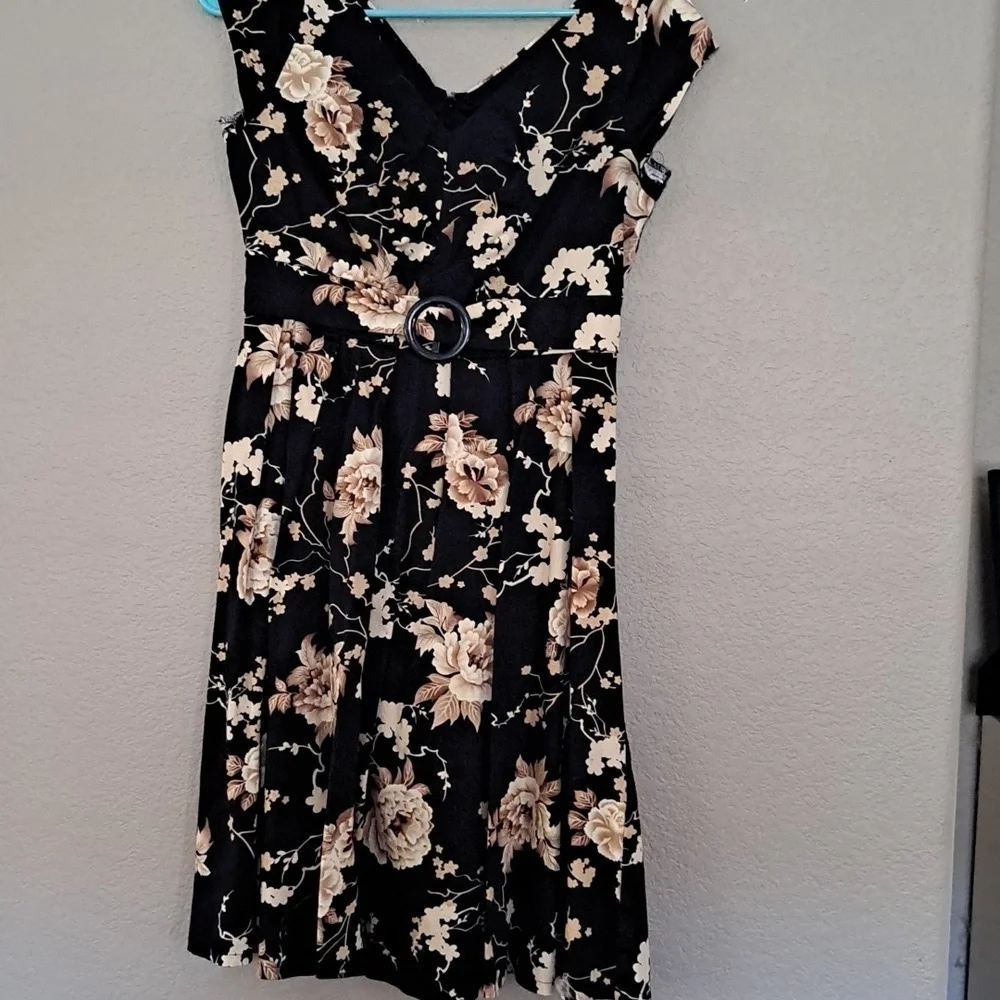 Women's dress - Picture 1 of 5